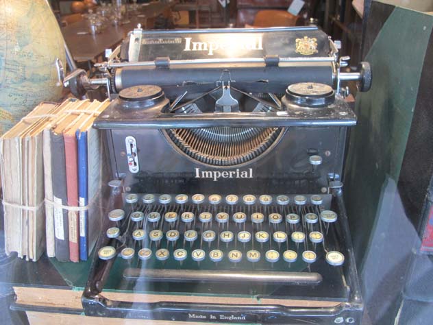 balmain-typewriter-shops-2-e.jpg