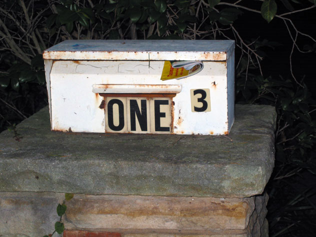 oatlands-mailbox-two-numbers-um.jpg